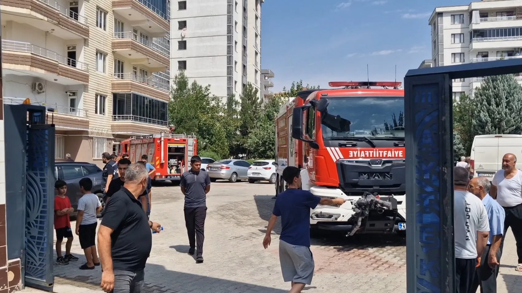 Diyarbakır'da korku dolu anlar: 9 katlı binada mahsur kalanlar merdivenle kurtarıldı
