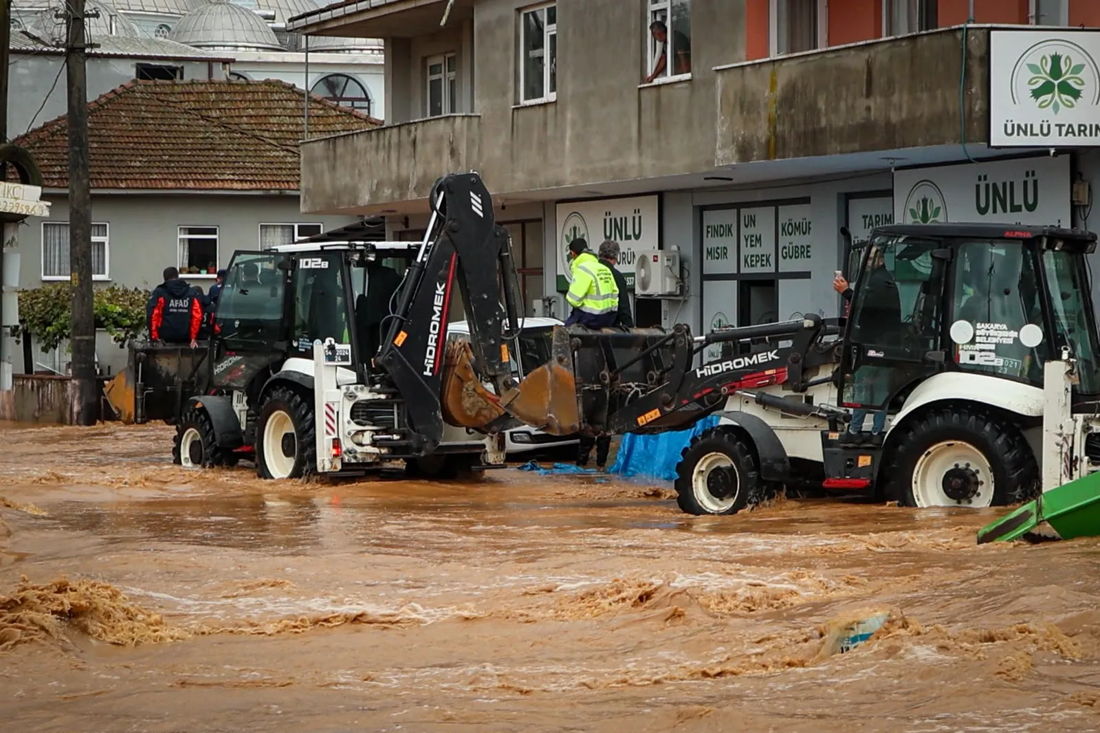 Sakarya'da 27 yılın en büyük felaketi: Dere yatakları taştı, hayat durma noktasına geldi