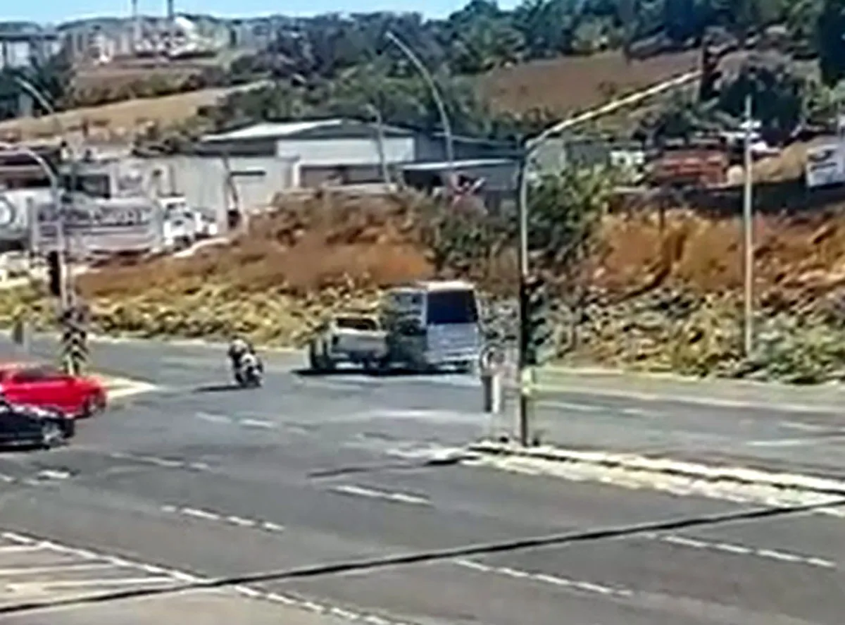 Çerkezköy'de dehşet anları: Minibüsün elektrik direğine çarptığı kazada bebek ve çocuklar yaralandı