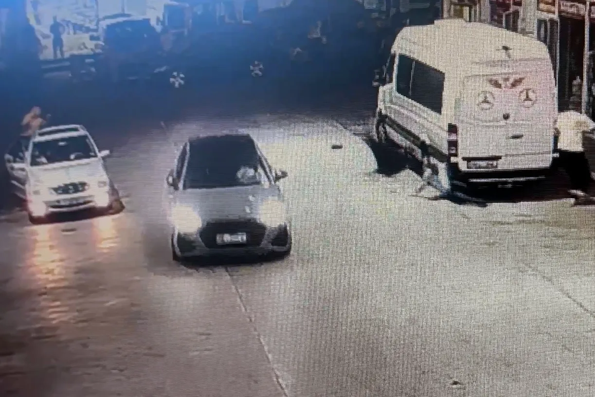 Edirne'de dehşet anları: Tartışma büyüdü, otomobili insanların üzerine sürdü