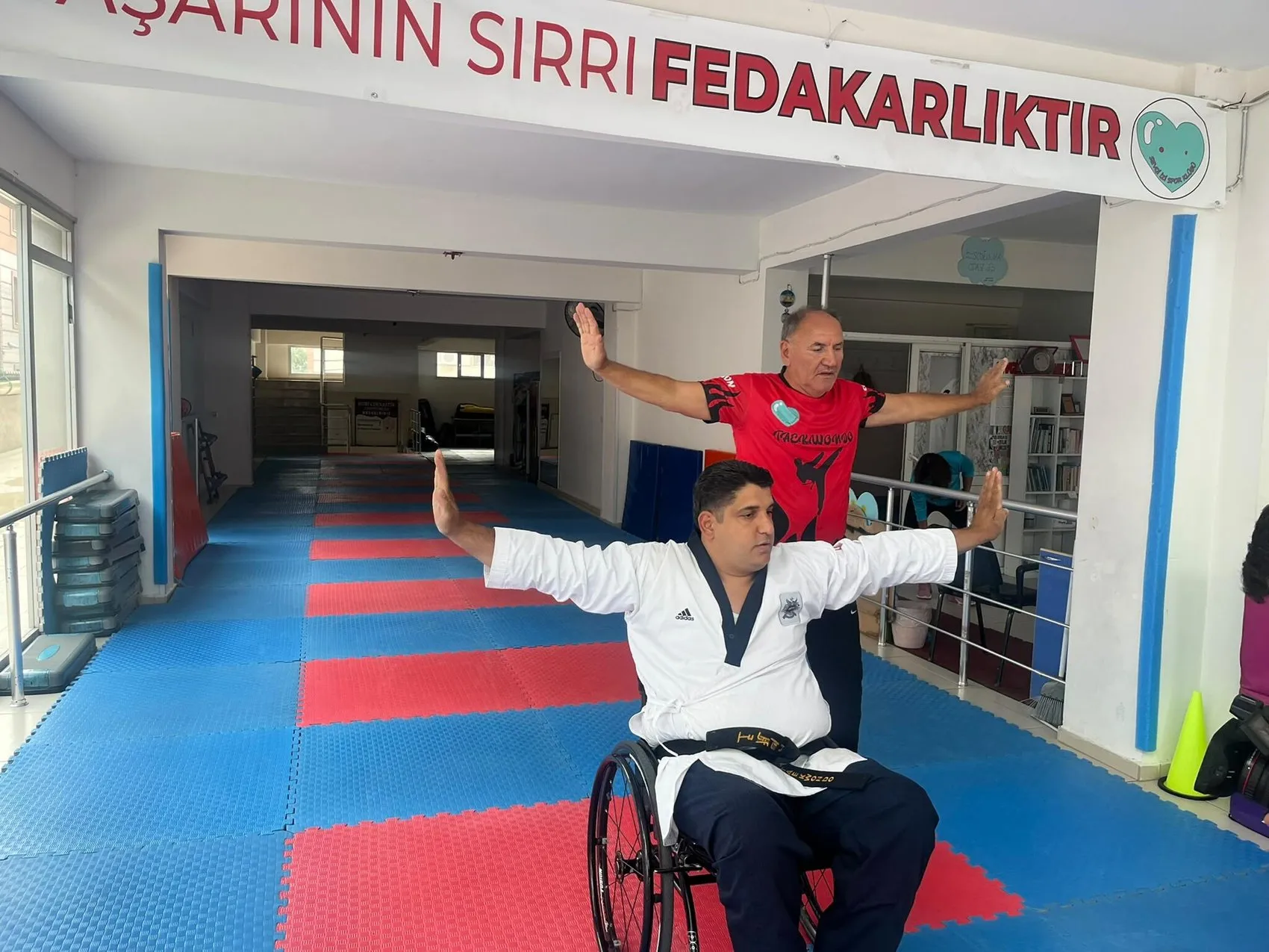 Yatağa bağımlı kaldığı günleri geride bıraktı: Şimdi kürsüde madalyasıyla parlıyor