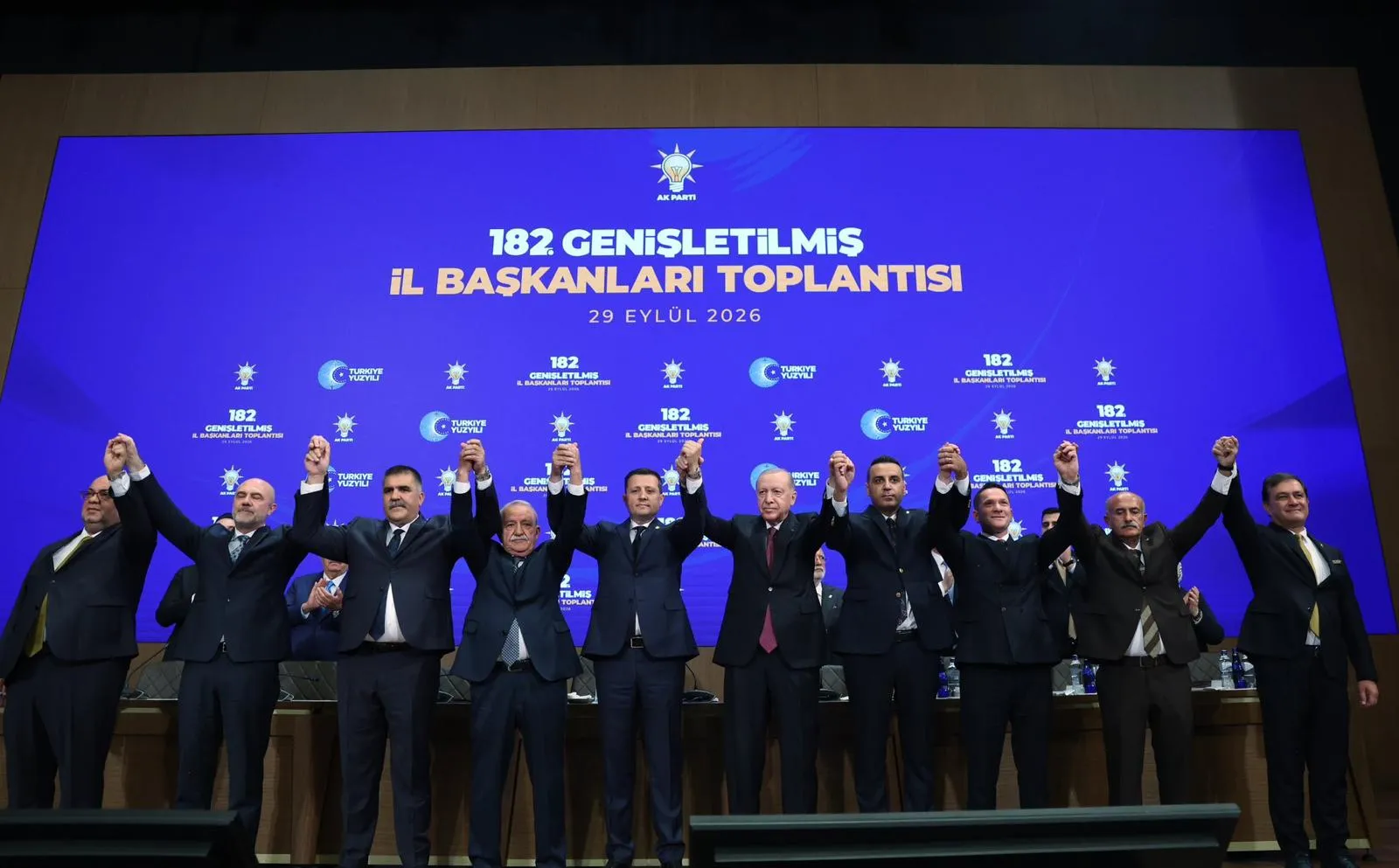 Erdoğan'dan teşkilatına net mesaj: Yanlış yapanla vedalaşır, yolumuza güçlenerek devam ederiz