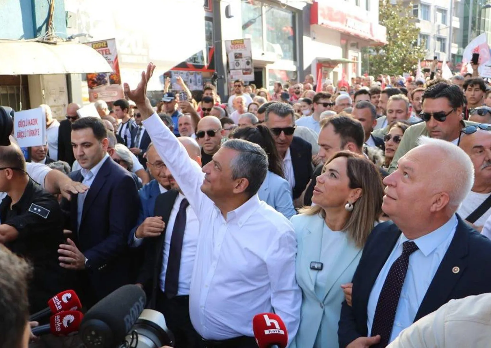 Özgür Özel'den Tekirdağ'da İktidar Mesajı: 30 Yıl Muhalefette Kalacağıma 30 Dakika Haysiyetimle İktidar Olurum
