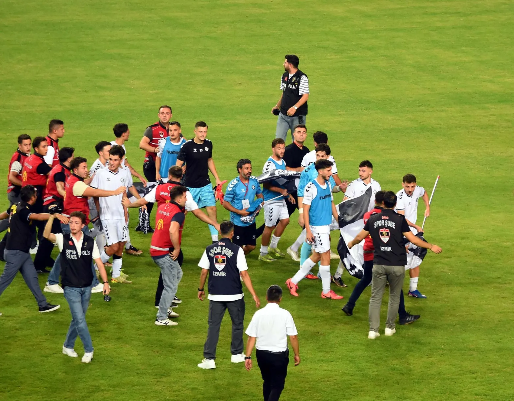 İzmir derbisindeki bayrak sevinci genç oyuncuya pahalıya patladı