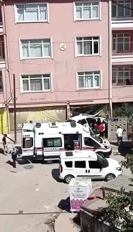 Derince'de korku dolu anlar: Kontrolden çıkan araç dükkana daldı