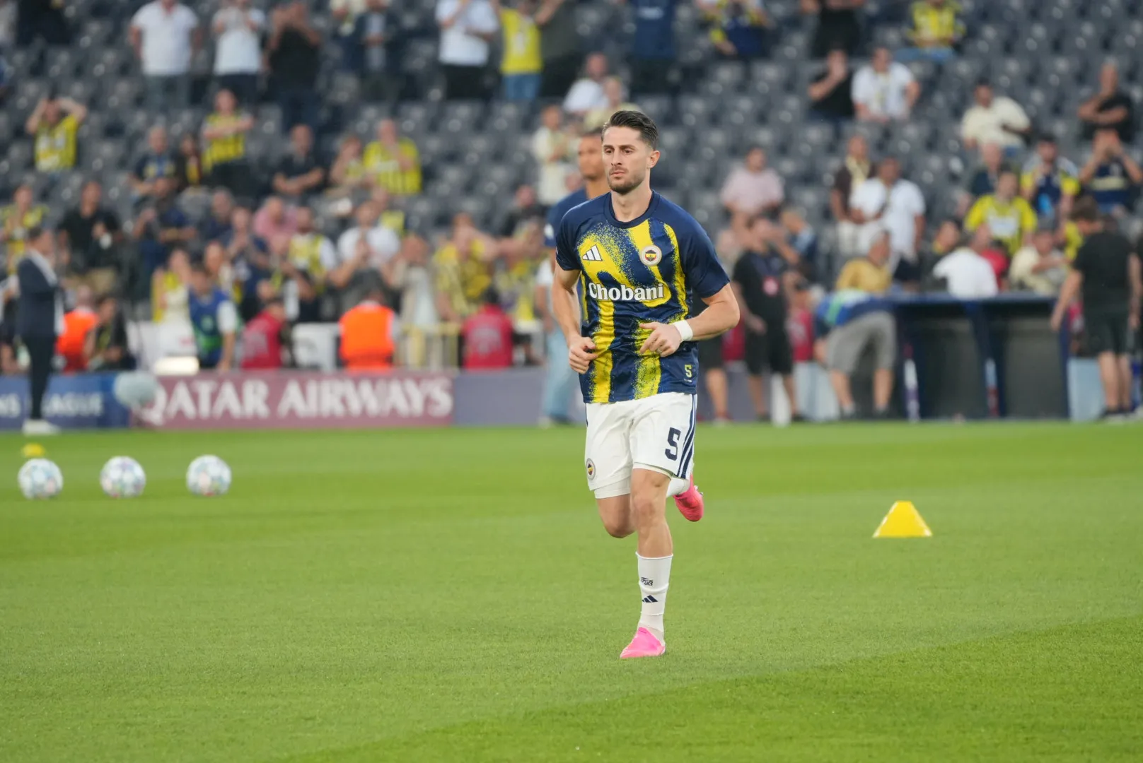 Kadıköy’de Avrupa Gecesi: Fenerbahçe’nin Roma Mesaisi ve Tribünlerdeki Görsel Şölen
