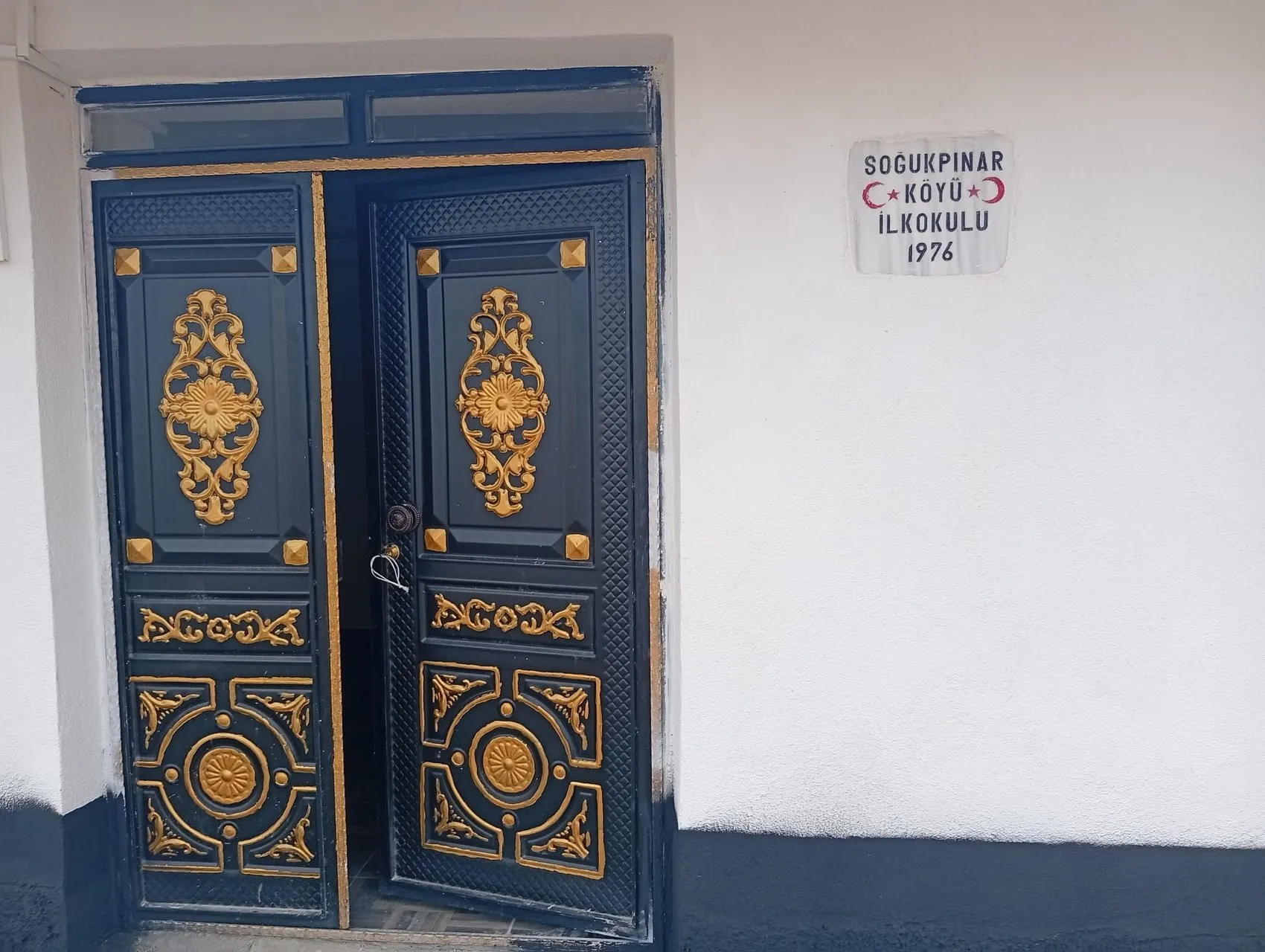 Sivas'ta yarım asırlık okul binası köylülerin omuzlarında yeniden hayat buldu