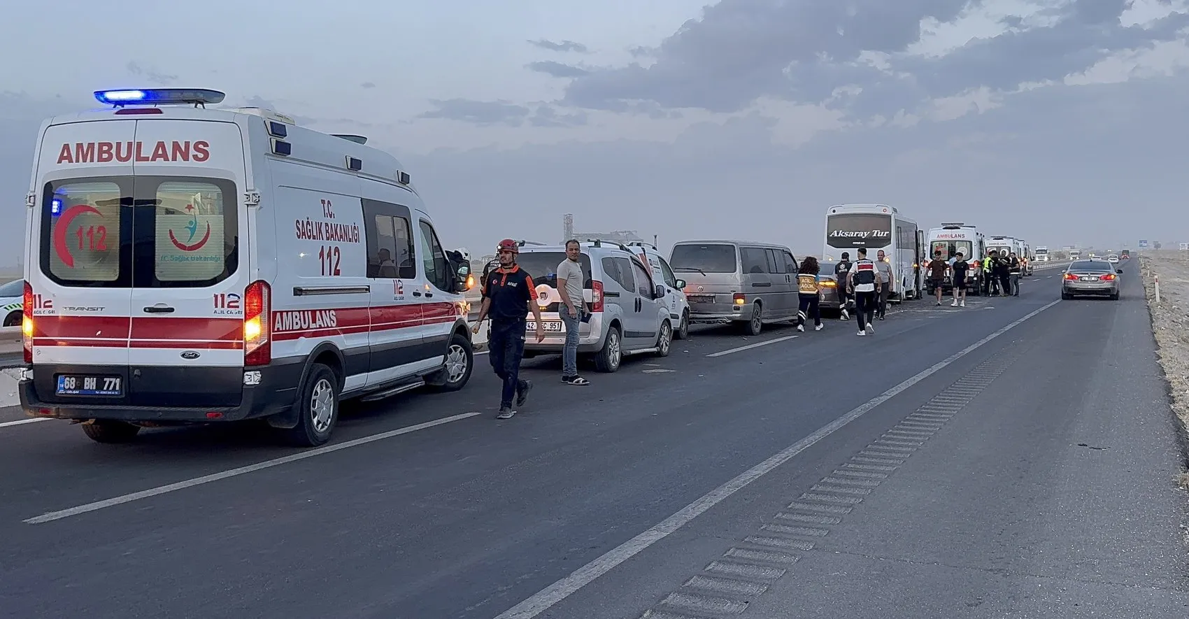 Aksaray yolunda göz gözü görmedi: Kum fırtınası 7 aracı birbirine kattı