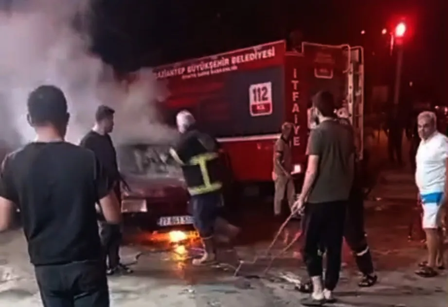 İslahiye'de trafik ışıklarında korku dolu anlar: Otomobil aniden alev aldı