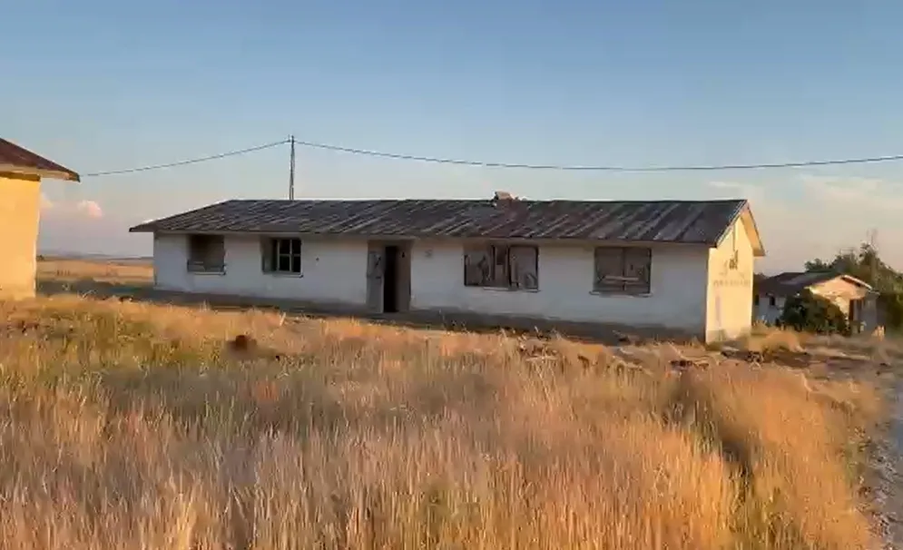 Sivas'ta yarım asırlık okul binası köylülerin omuzlarında yeniden hayat buldu