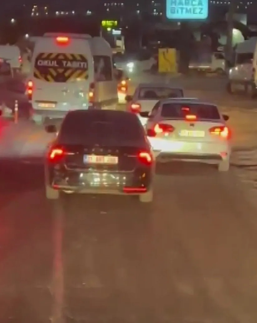 İtfaiyeye yol vermeyen çakarlı araç tartışma yarattı: O otomobil kime ait?