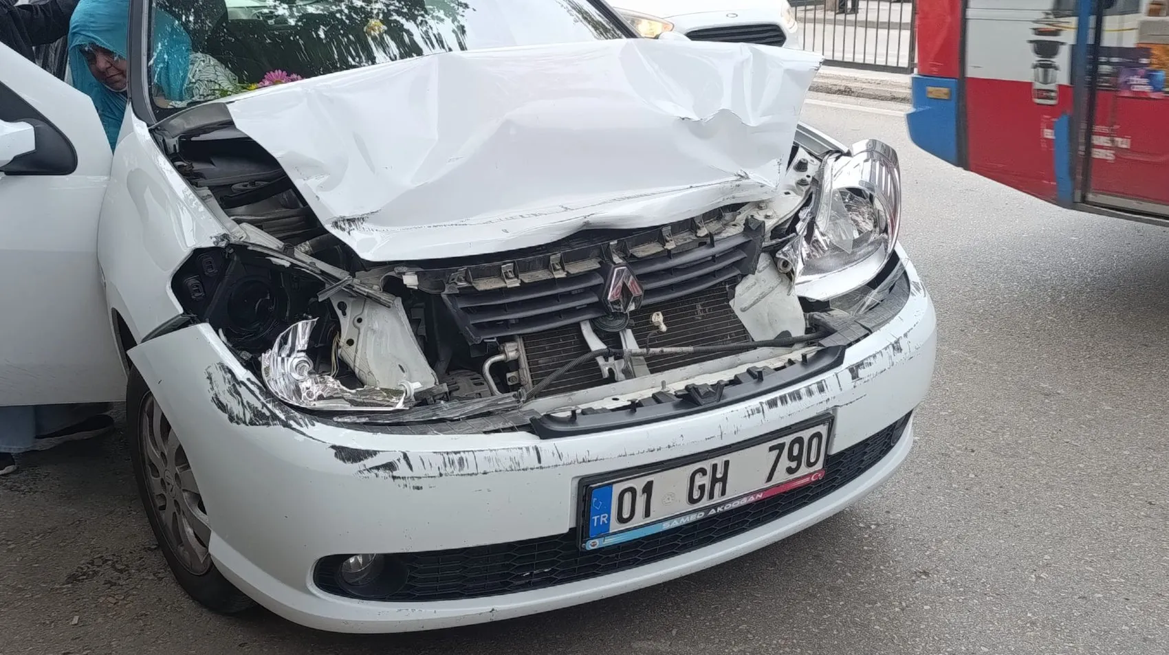Yaya geçidinde duran kamyonete arkadan çarptı: O anlar saniye saniye kaydedildi
