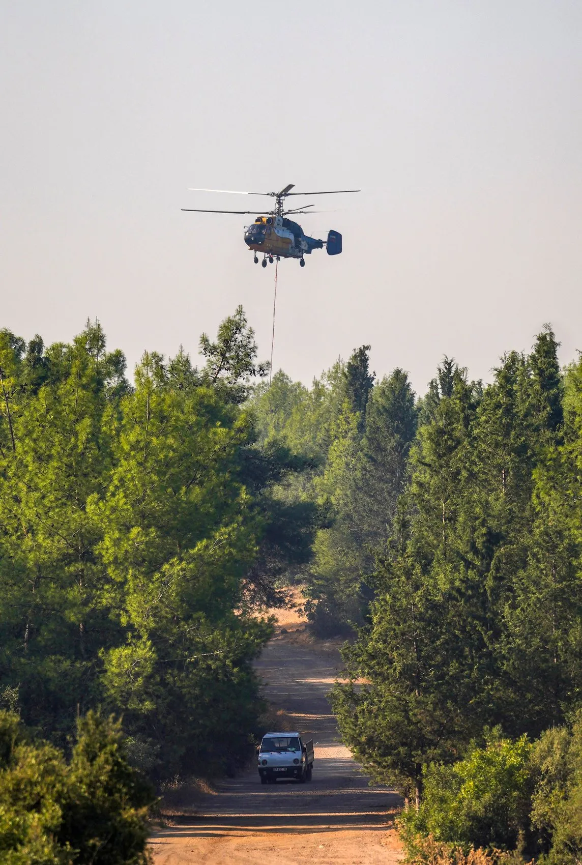 Alevlerle mücadelede imece usulü: Köylüler kendi paralarıyla aldıkları suyu helikopter havuzuna taşıdı