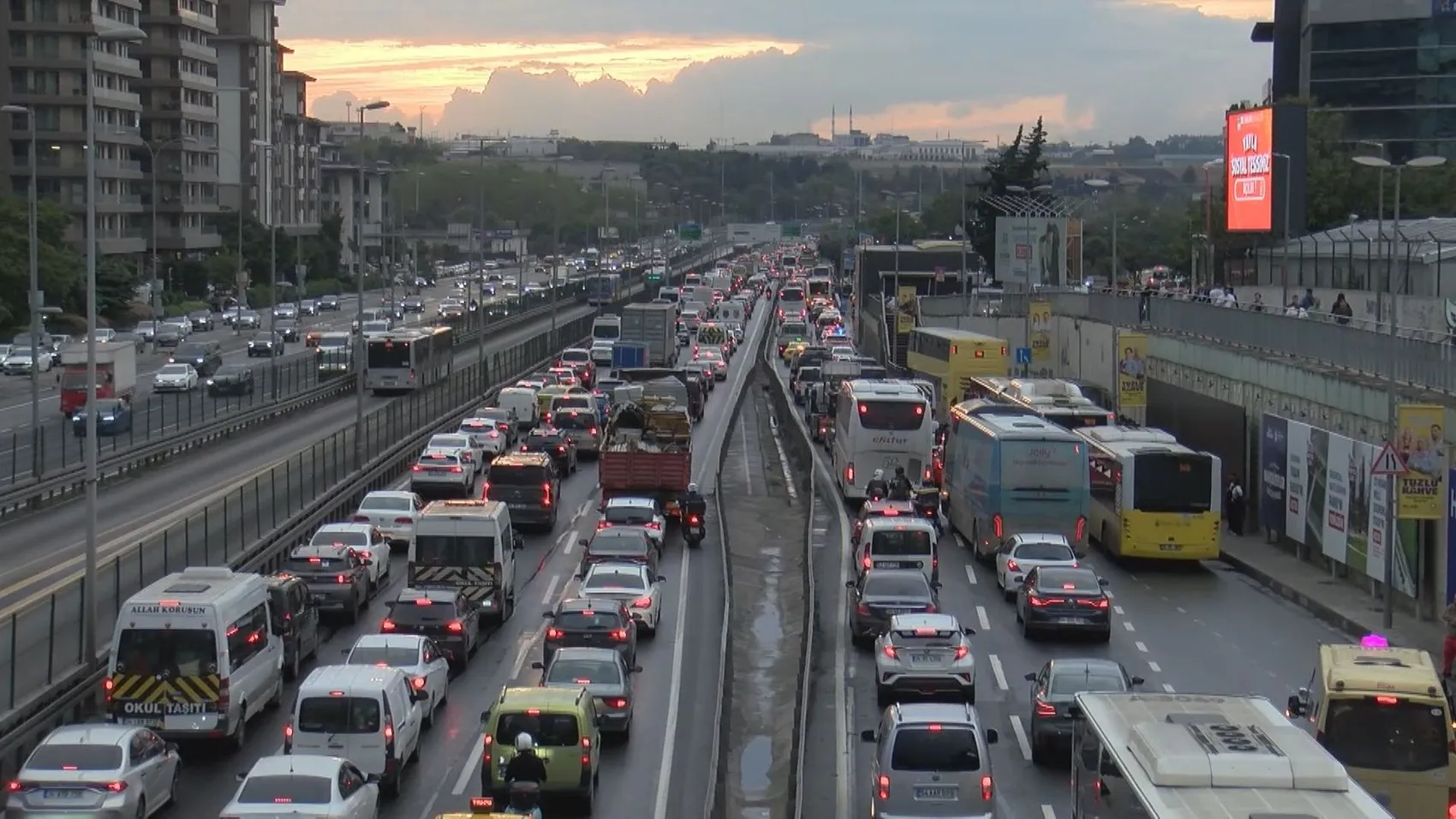 İstanbul trafiğinde akşam kabusu: İlerlemek imkansız hale geldi