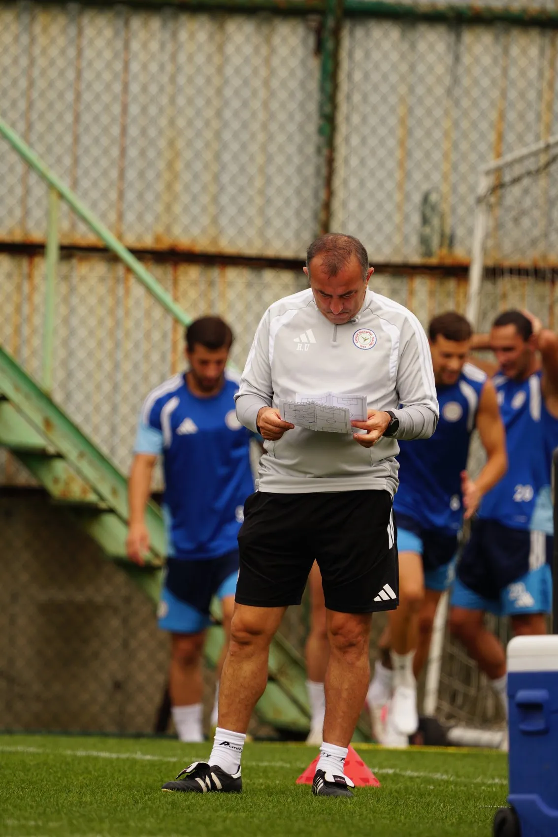 Çaykur Rizespor'da Ali Sowe'un basın toplantısında beklenmedik anlar: Sırılsıklam oldu