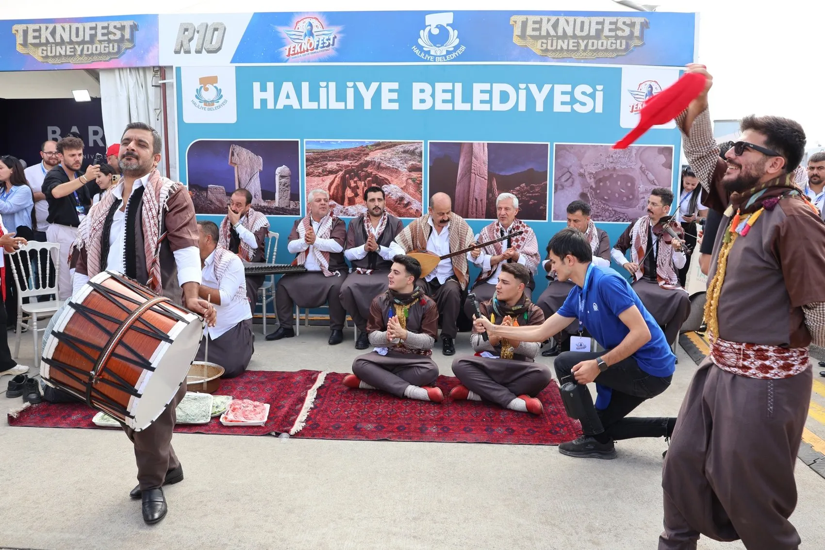 Şanlıurfa'da teknoloji rüzgarı: Robot köpekler çiğ köfte eşliğinde sahne aldı