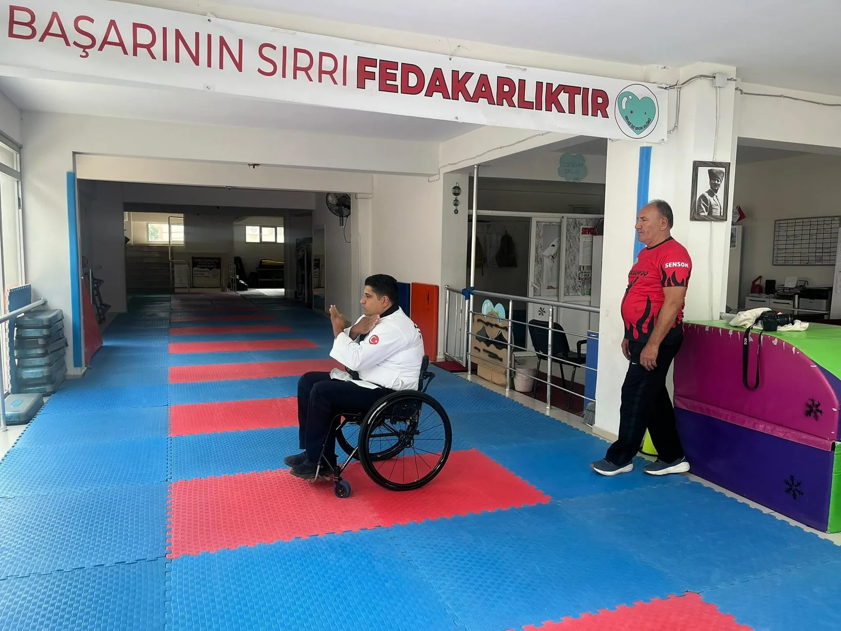 Yatağa bağımlı kaldığı günleri geride bıraktı: Şimdi kürsüde madalyasıyla parlıyor