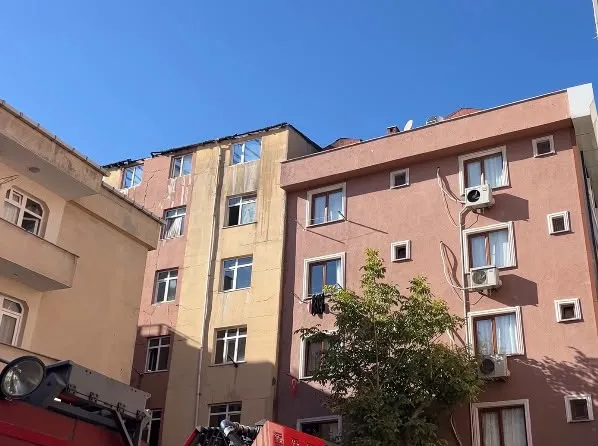 Kentsel dönüşüm bekleyen binada korkutan alevler: Çatı küle döndü