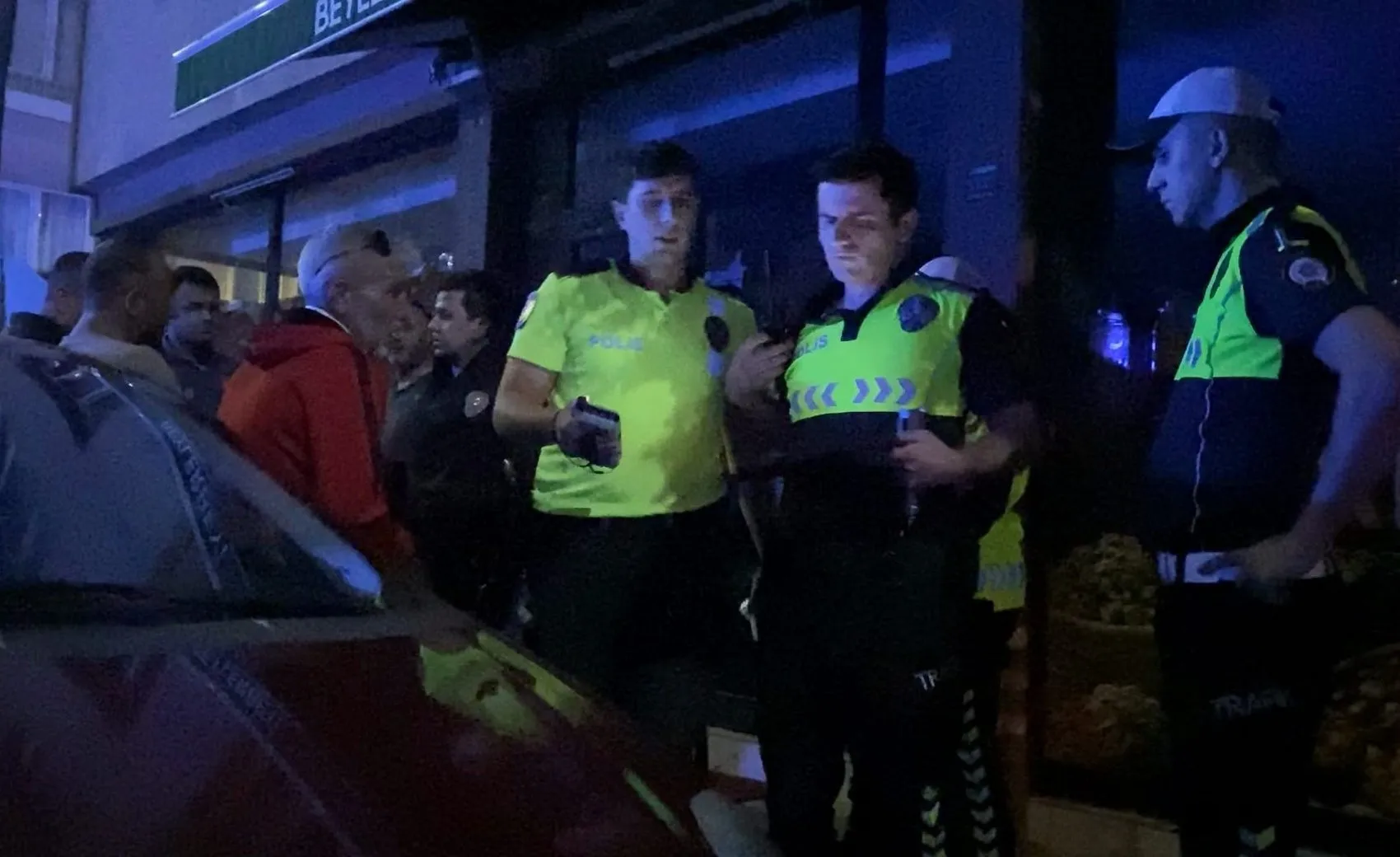 İnegöl'de alkollü sürücü ve arkadaşlarının polis ekipleriyle yaşadığı gergin anlar kamerada