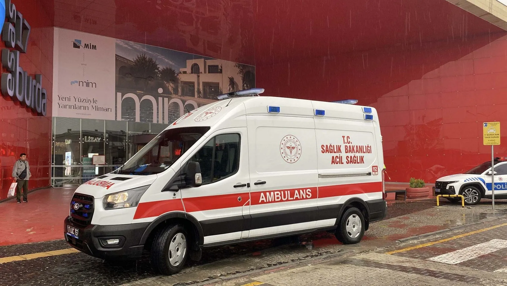 Çanakkale'de sabah saatlerinde AVM'yi dumanlar sardı