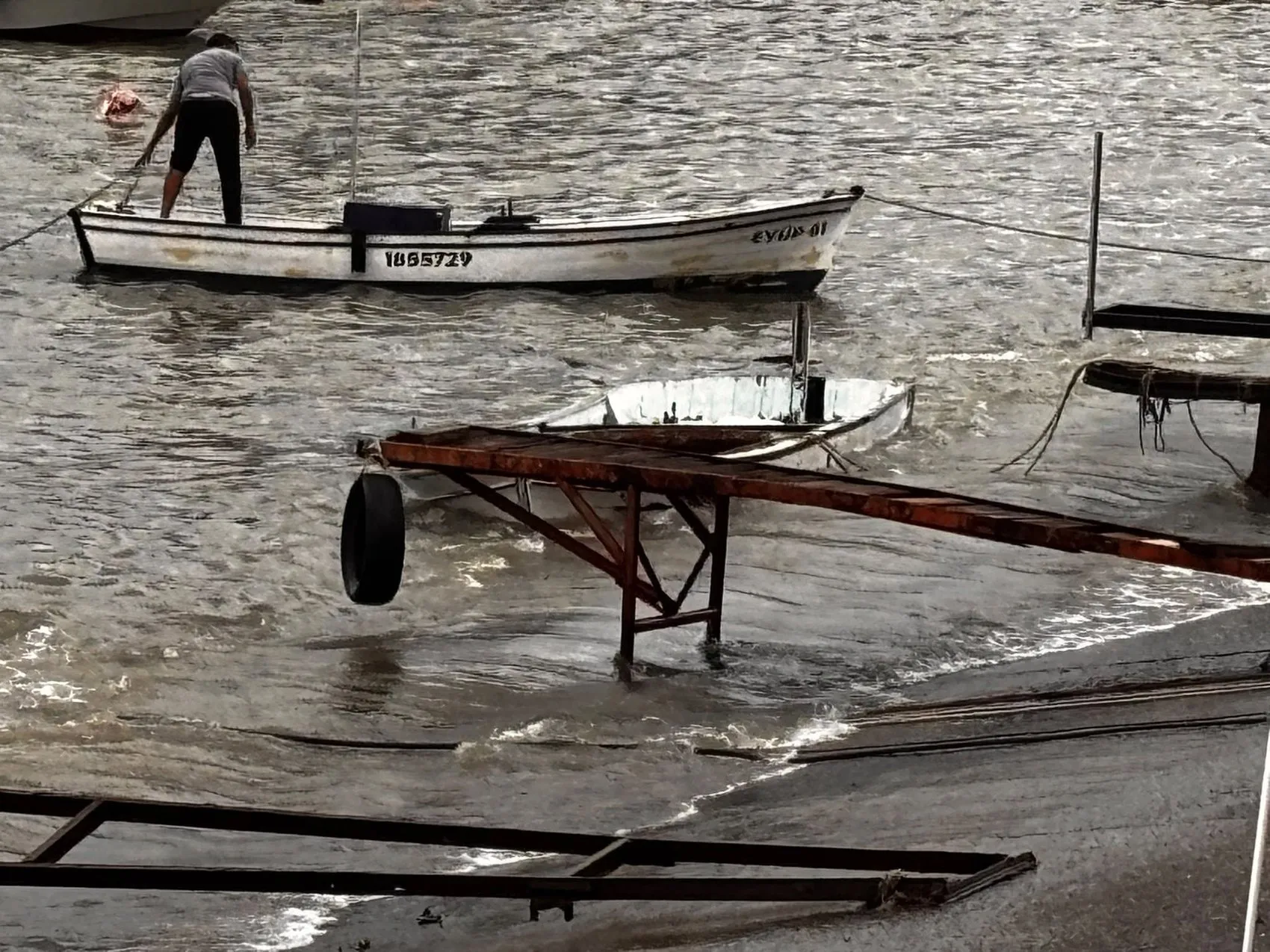 Akçakoca'da kabus dolu gece: Dereler taştı, tekneler parçalandı