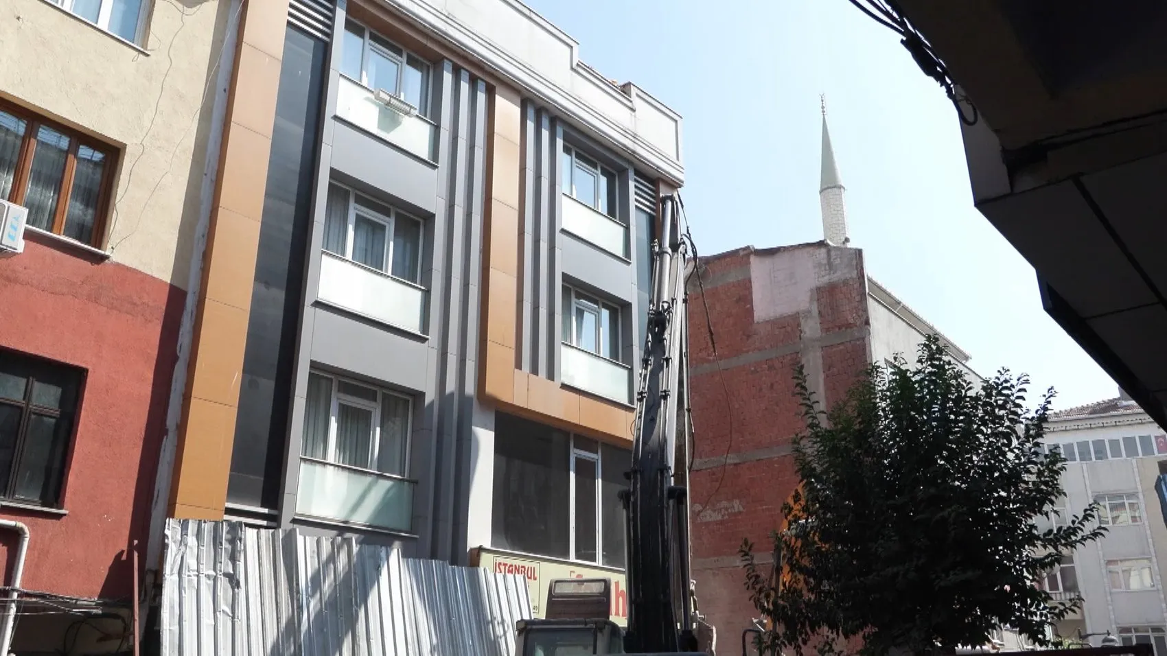 Zeytinburnu'nda kentsel dönüşüm dehşeti: Yıkım sırasında duvar çöktü, yatak odası enkaz alanına döndü