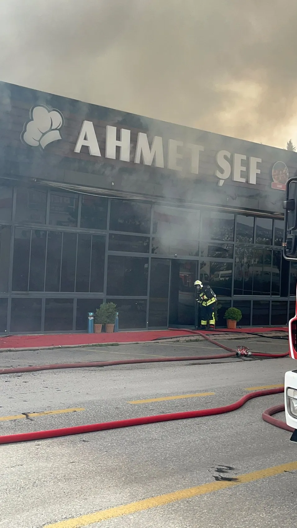 Serdivan'da korkutan manzara: Restoran alevlere teslim oldu