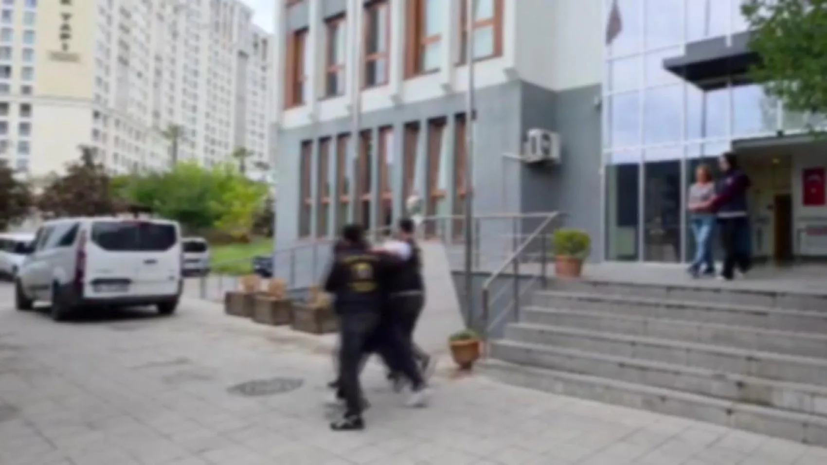 Ataşehir'de merdiven altı ilaç vurgunu: Polis baskınında ele geçirilenler şoke etti