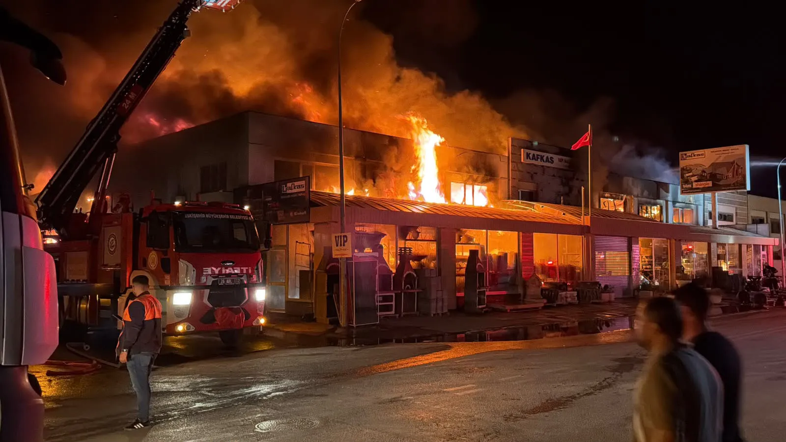 Eskişehir'de Sanayi Sitesinde Korkutan Yangın: TOMA'lar İtfaiyeye Destek İçin Sahaya İndi