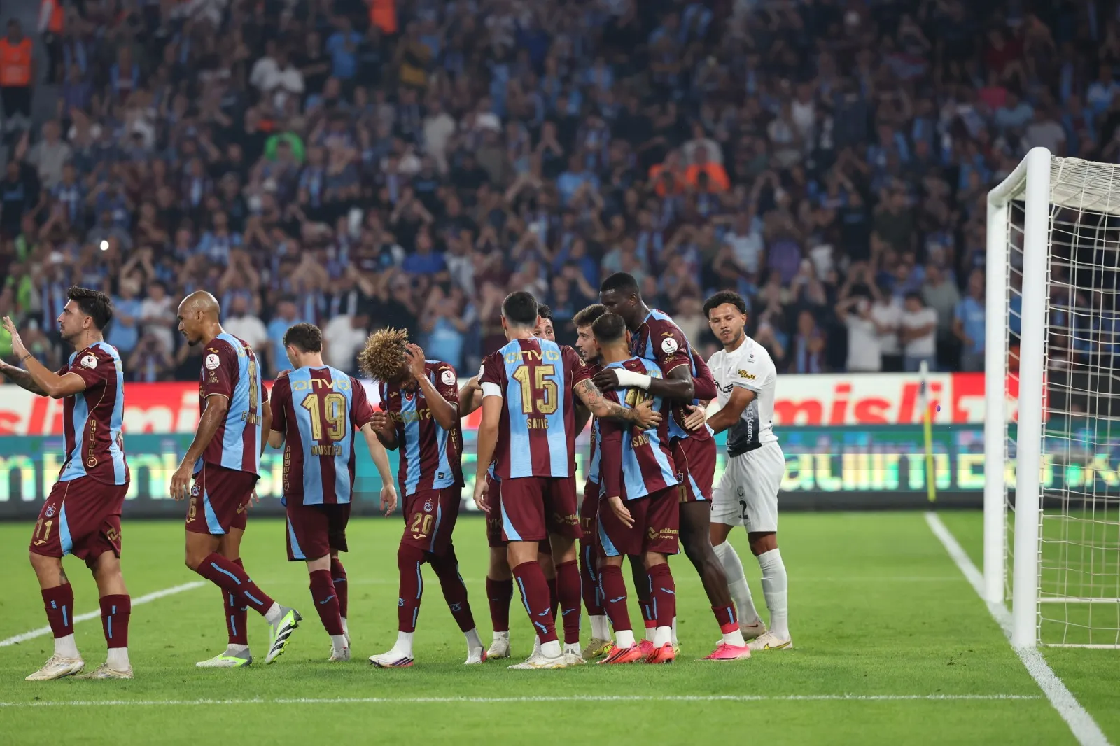 Fırtına sahada esti: Trabzonspor 32 yıllık hasreti bitirdi