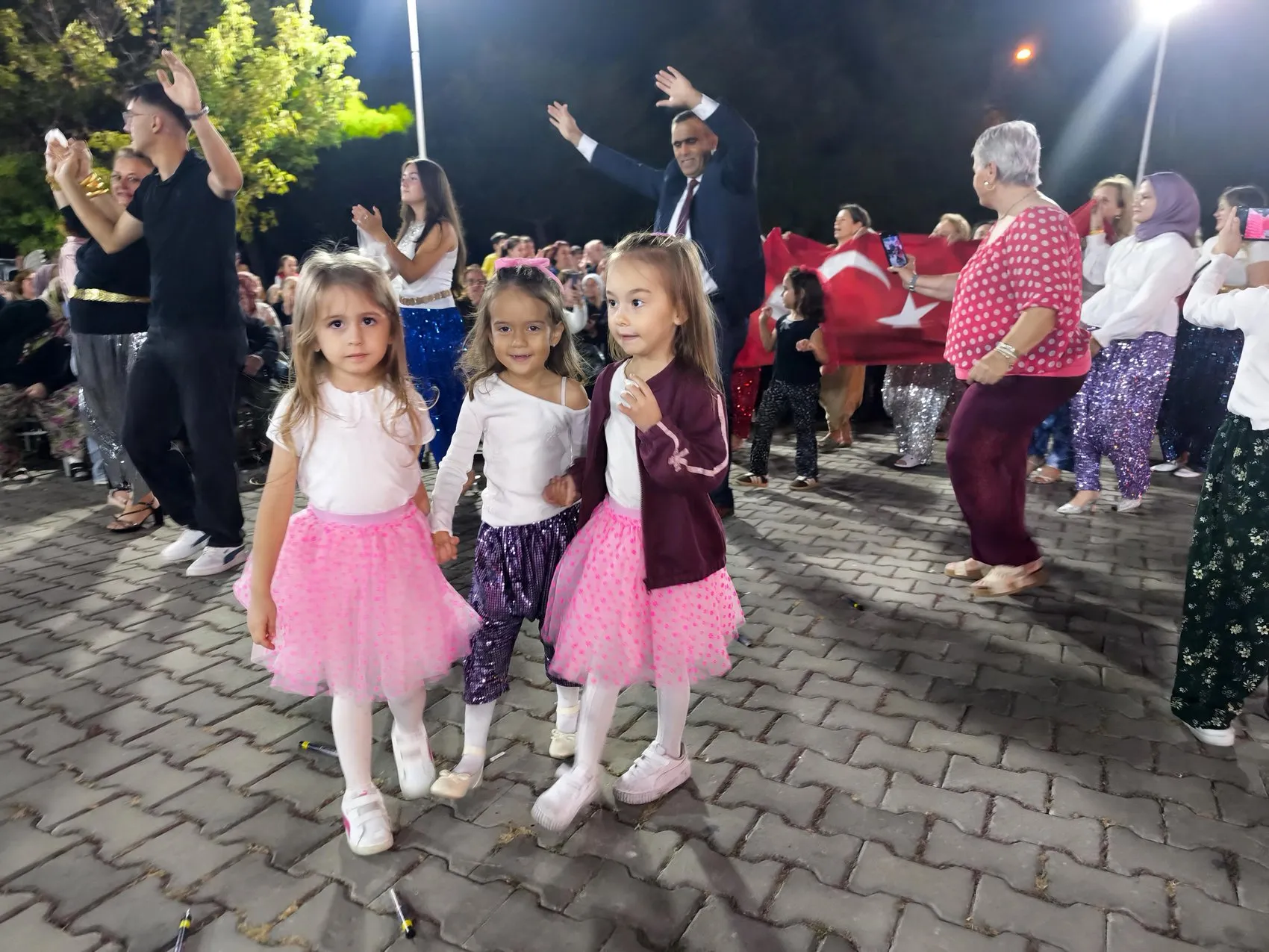 Keşan'da sandıklar açıldı: Binlerce kadın şalvarlarıyla meydanı doldurdu