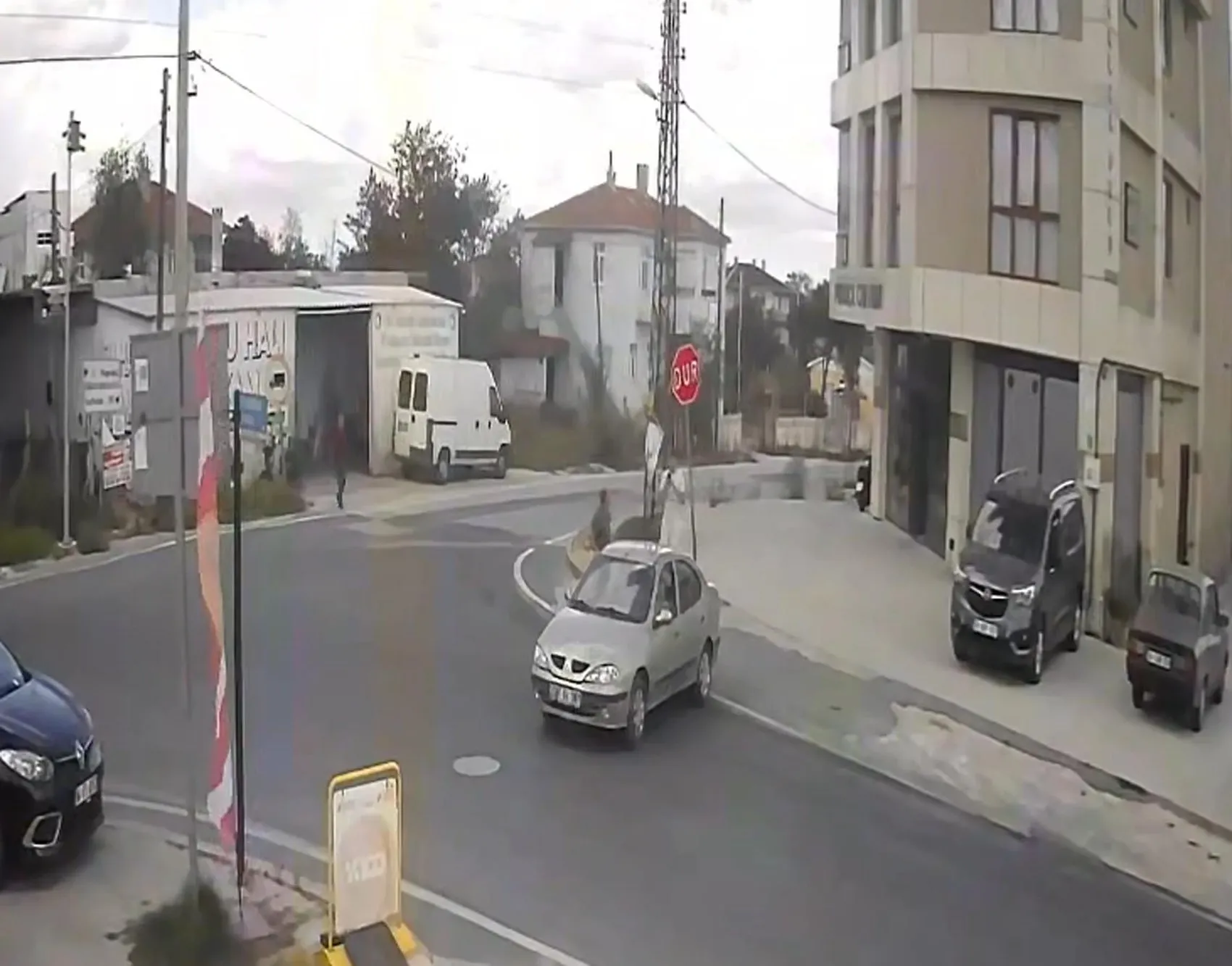 Kaza sonrası şaşkına çeviren anlar: Tabelayı suçlu ilan edip sökmeye kalkıştı