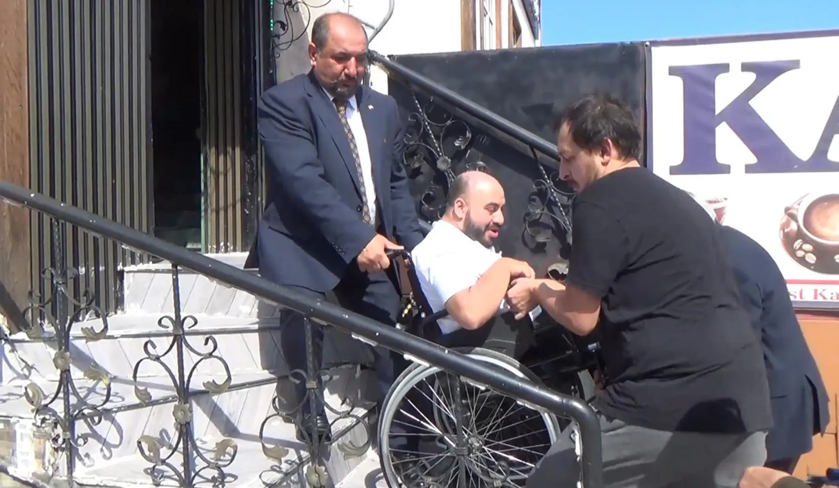 Erzurum'da engelleri aşmak için önce merdivenleri aşmaları gerekiyor