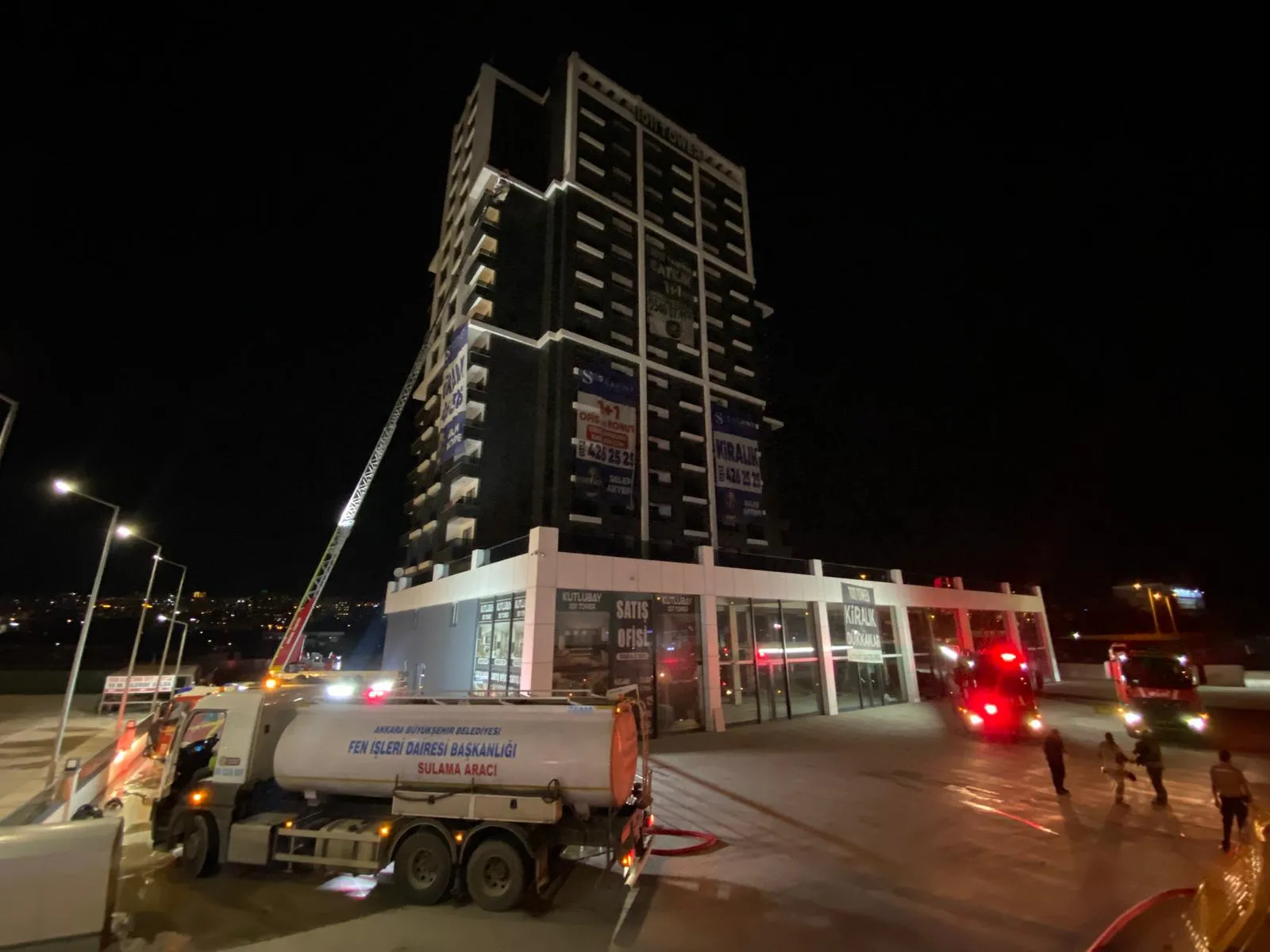 Altındağ'da geceyi aydınlatan alevler: İş merkezinde korkutan yangın