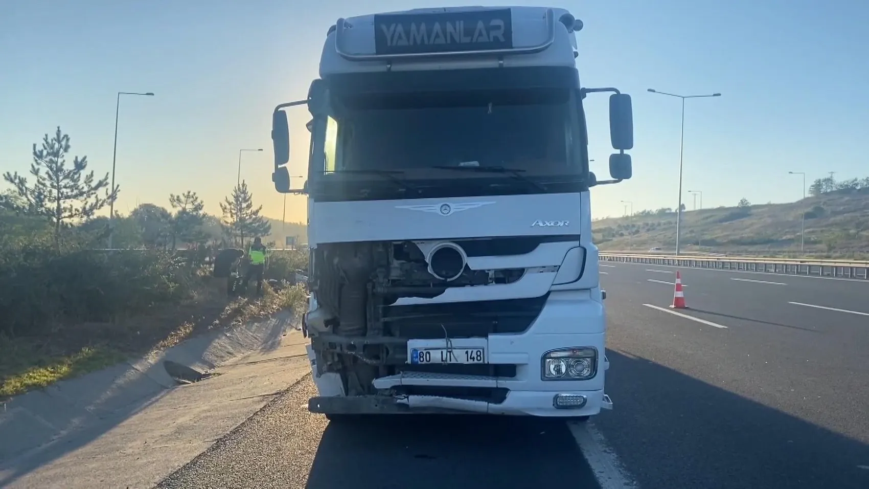 Kuzey Marmara Otoyolu'nda sabah saatlerinde dehşet anları: TIR hafif ticari aracı biçti