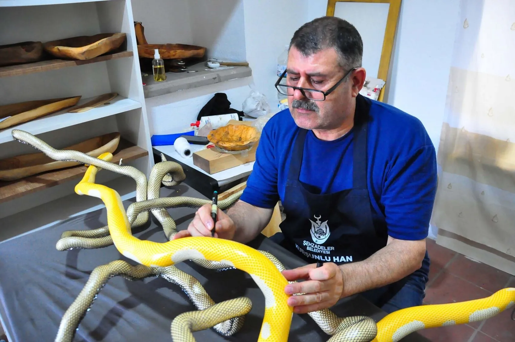 Böbreğini ağabeyine vererek hayata bağladı: Şimdi ise doğanın atıklarını sanat eserine dönüştürüyor