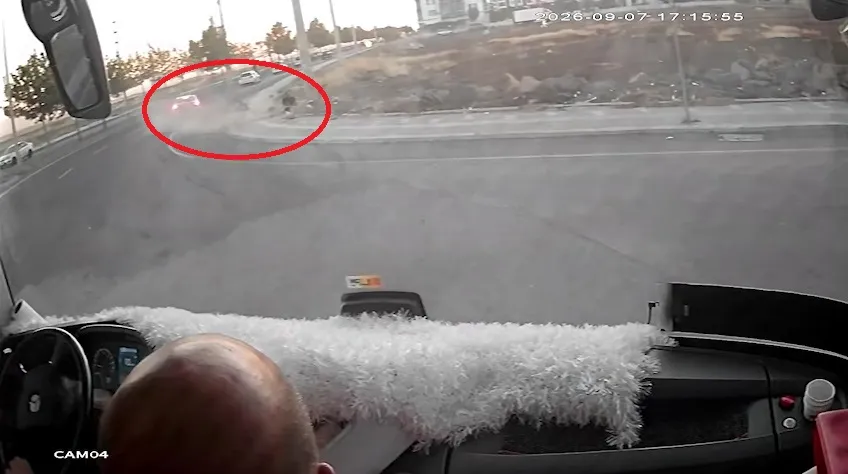 Diyarbakır'da dehşet anları: Kaldırımda yürüyen anne ve iki çocuğuna otomobil çarptı