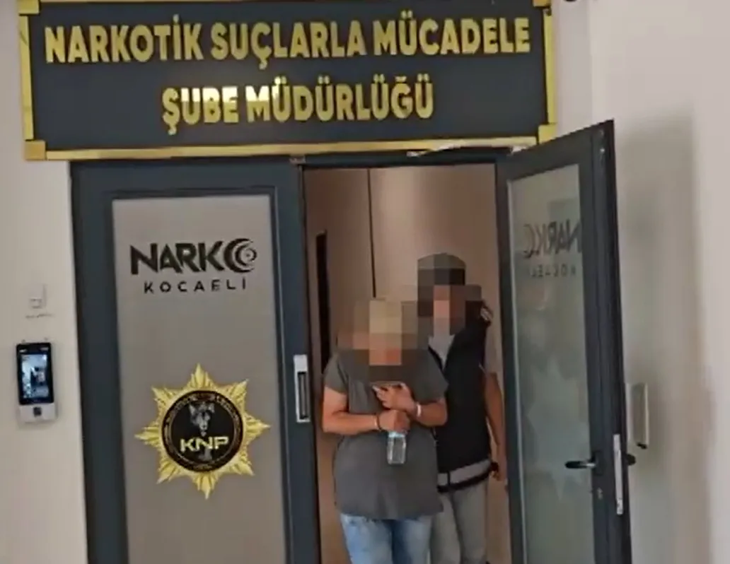 Kocaeli'de narkotik baskını: Mutfak tezgahı ve fırın dolabı suç delilleriyle doluydu