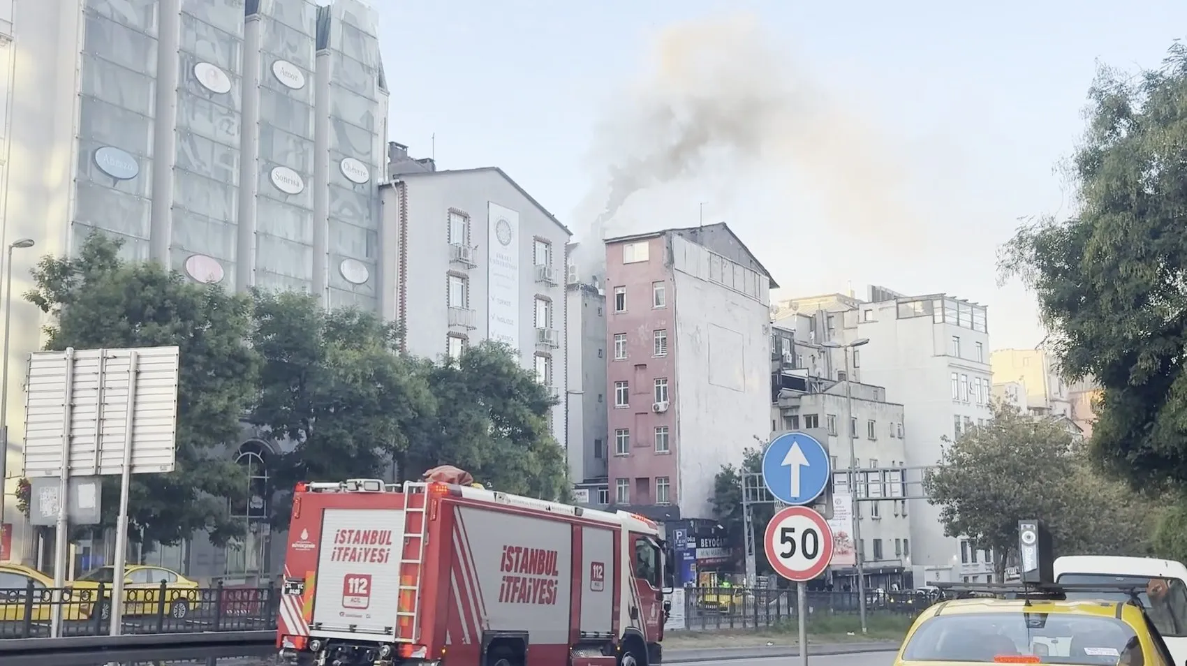 Beyoğlu'nda sabah dehşeti: 6 katlı binayı alevler teslim aldı