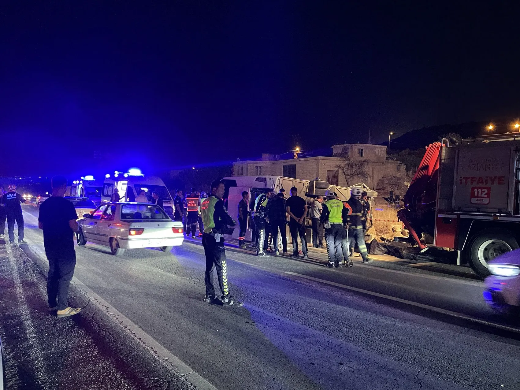 Gaziantep Nurdağı'nda korkunç kaza: Otobüs ve otomobil çarpıştı, 7 can kaybı