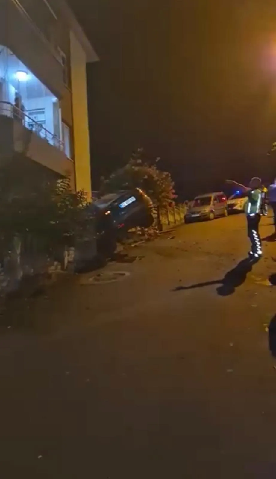 Ünye'de şaşkına çeviren kaza: Duvarın üzerinde askıda kalan araçtan inip sırra kadem bastı