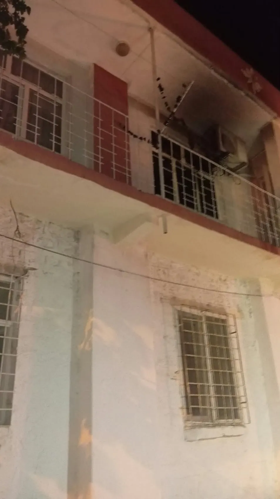 Besni'de gece yarısı dehşeti: İki katlı ev küle döndü