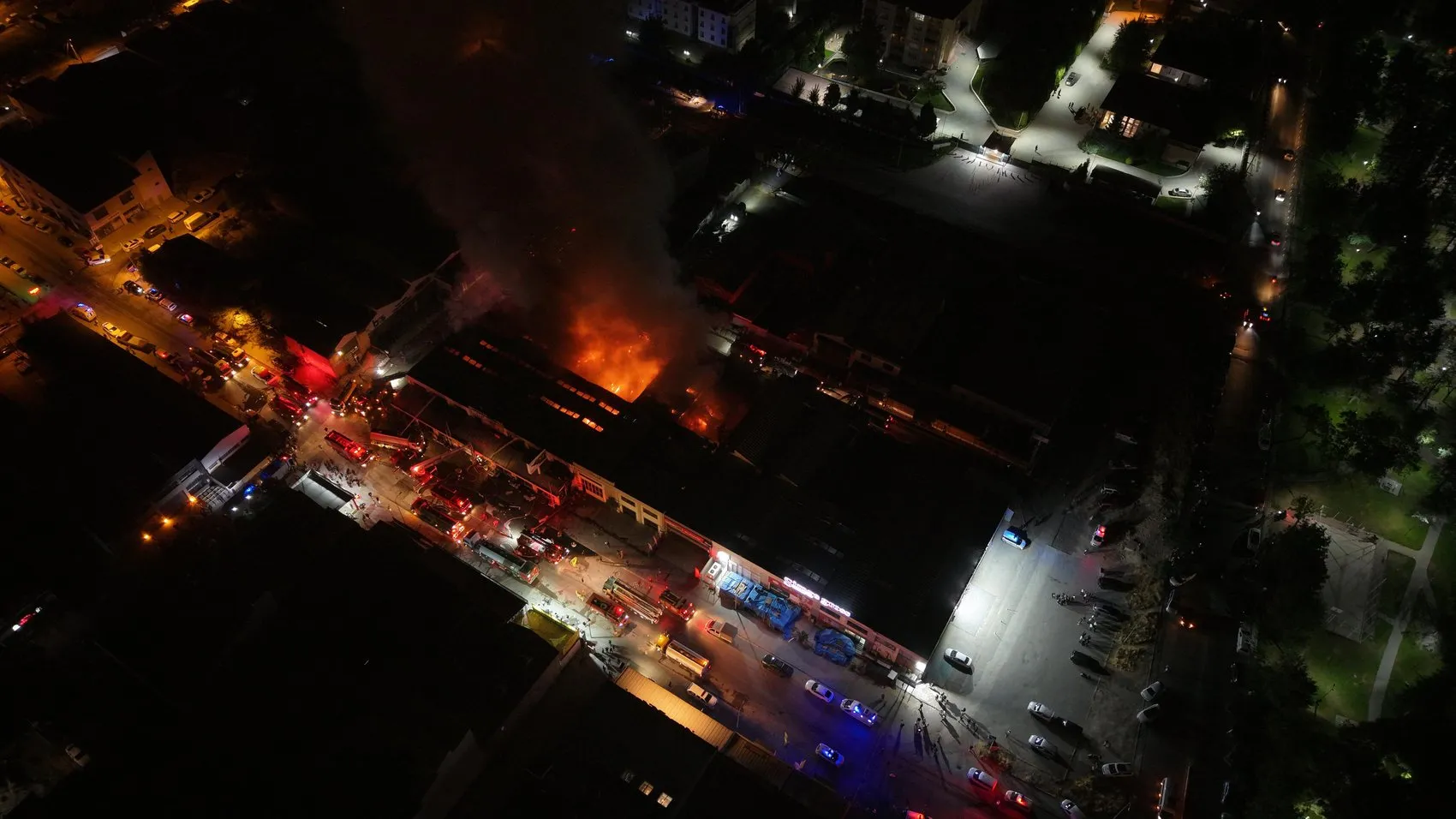Eskişehir'de alevlerin ortasında duygulandıran an: İtfaiye eri bayrağı kurtardı