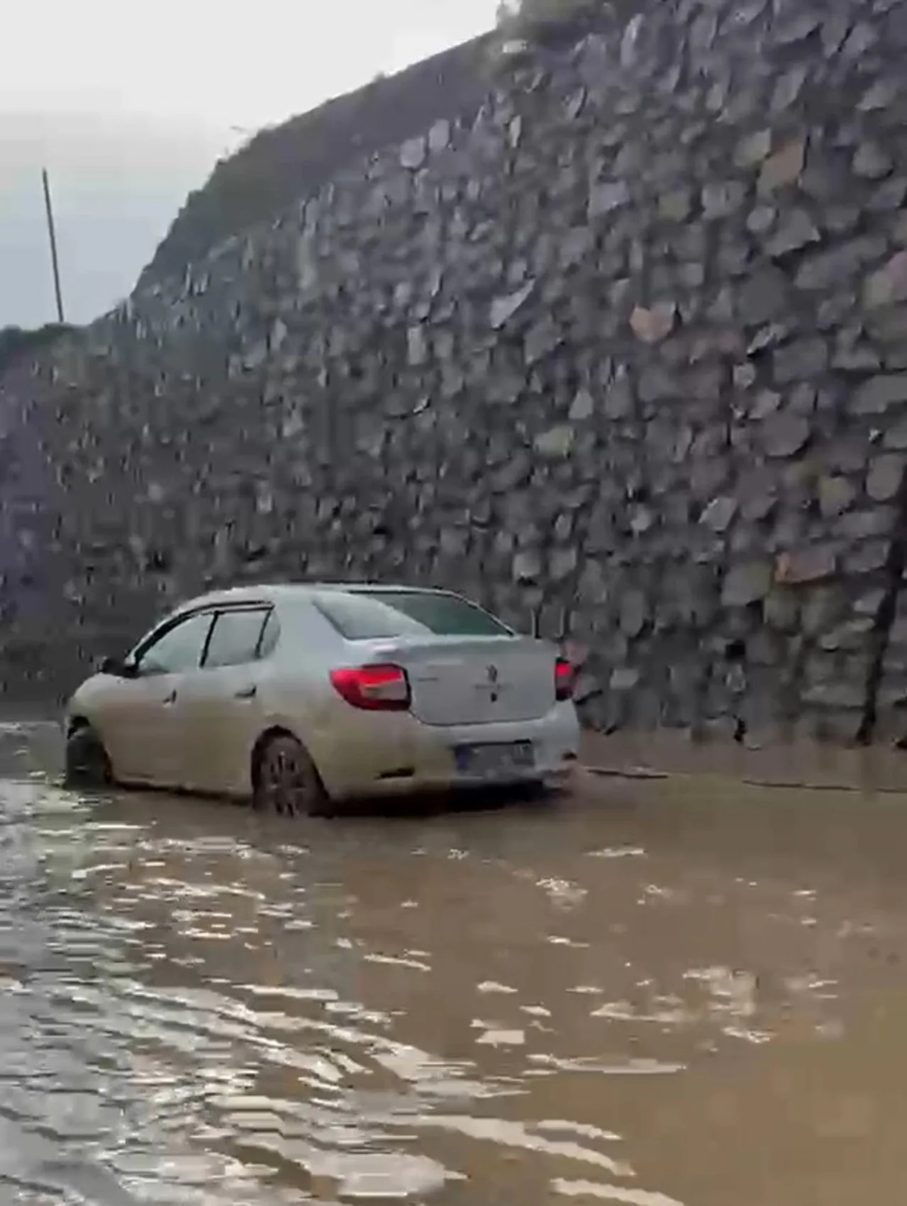 Erzurum'da aniden bastıran sağanak hayatı felç etti: Araçlar sulara gömüldü