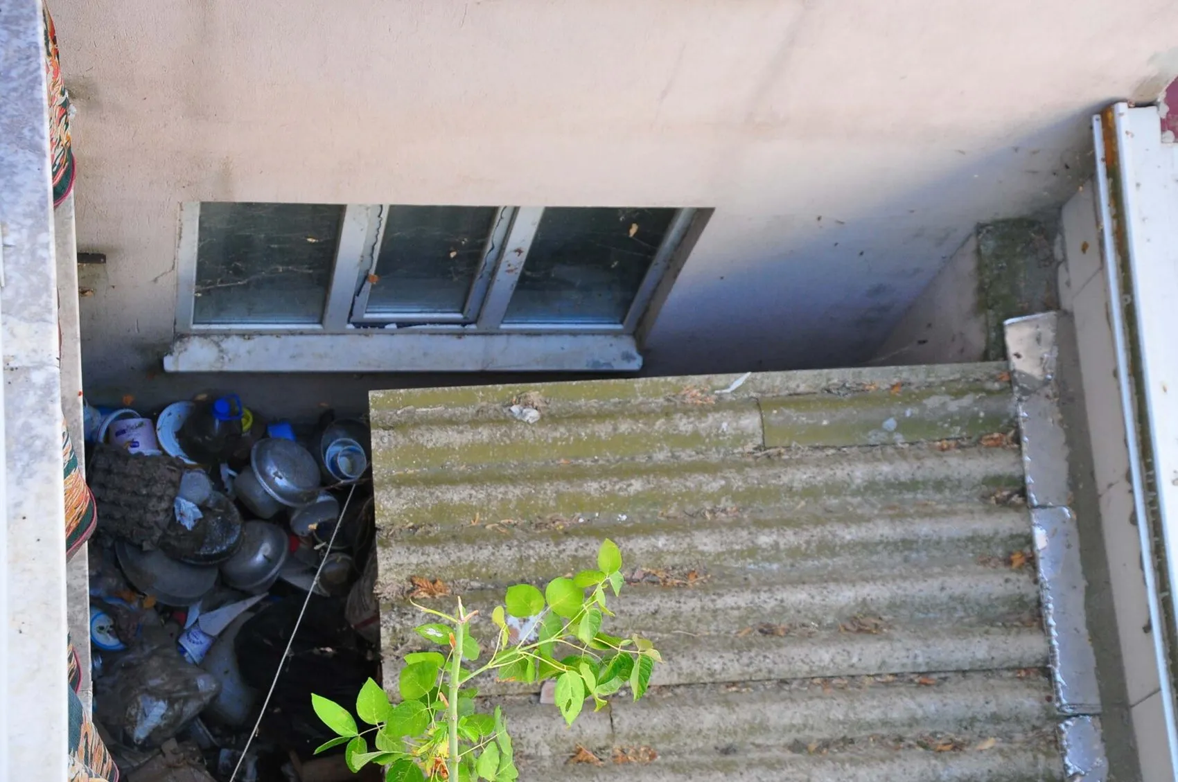 Manisa'da 10 yıllık koku kabusu: Apartman sakinleri maskeyle nefes almaya çalışıyor