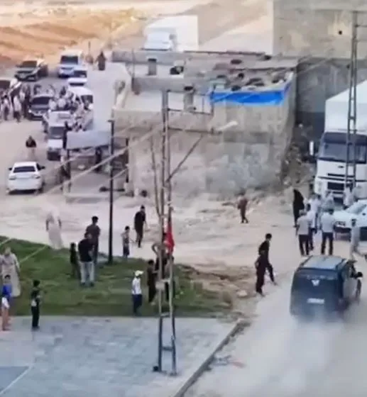 Gaziantep'te dehşet anları: Kavgaya aracıyla daldı, ortalık savaş alanına döndü