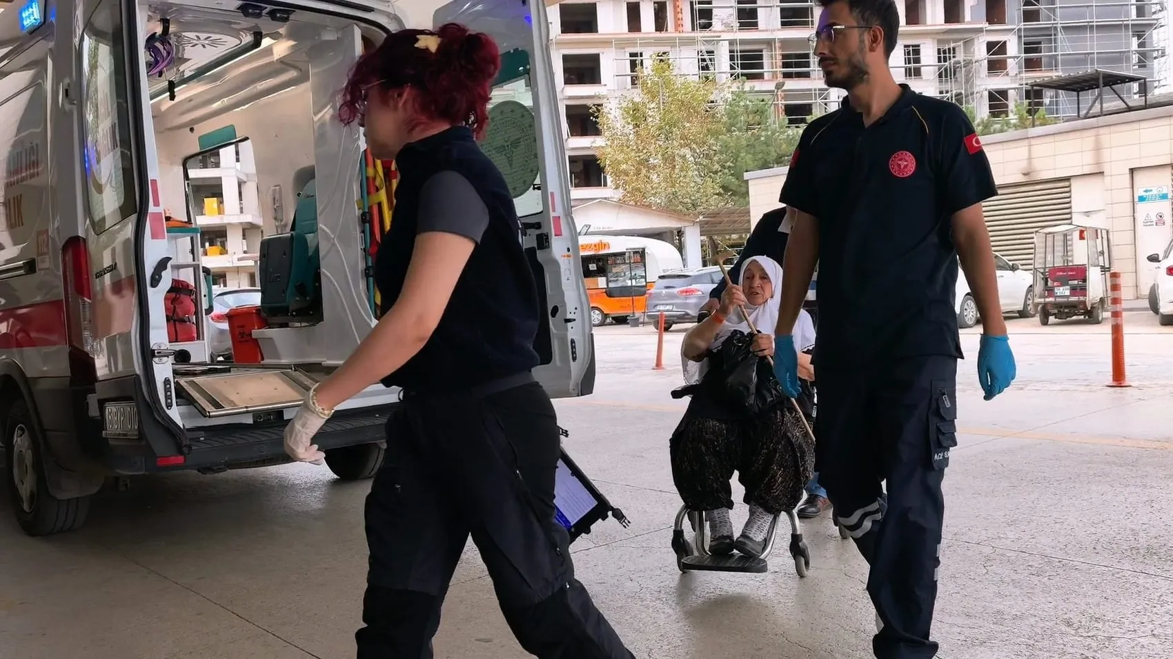 İnegöl yolunda korkutan kaza: Yaşlı çiftin otomobili şarampole yuvarlandı