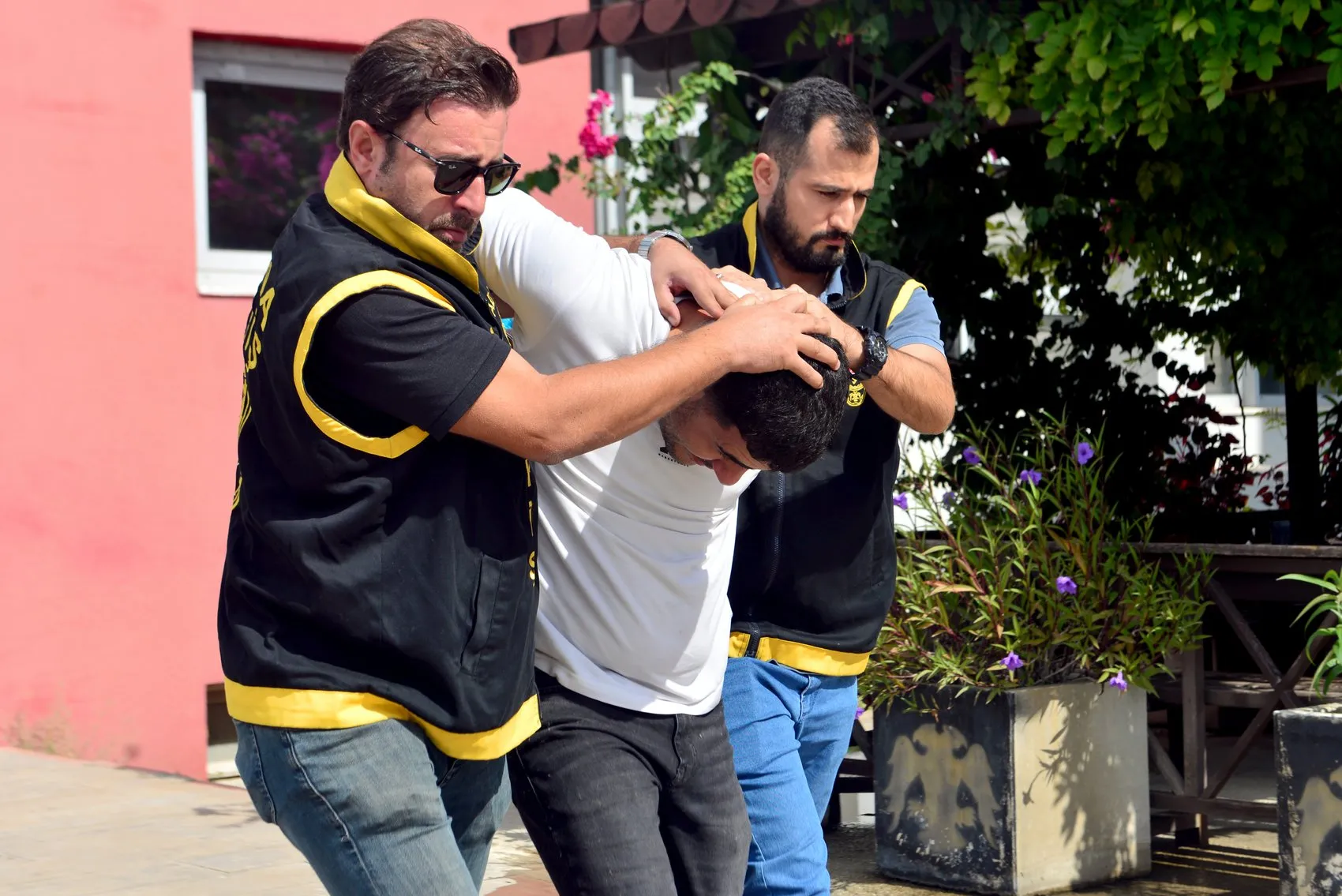 Adana'da dehşet anları: Polise el bombasıyla direnen firari ve suç ortağı cezaevine gönderildi