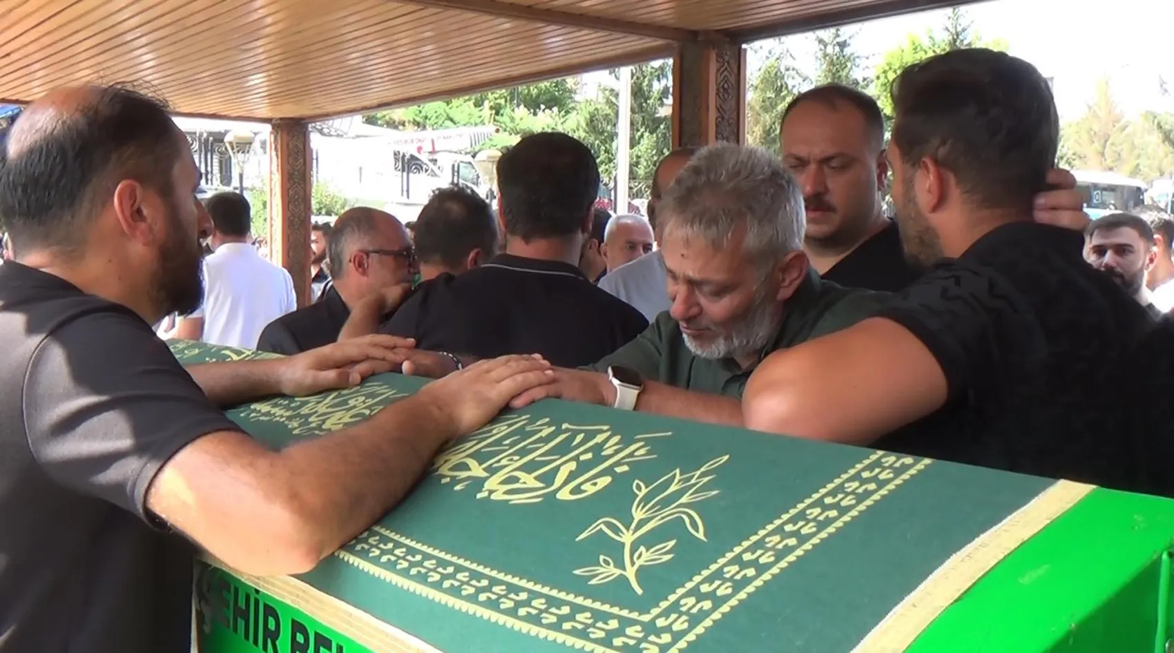 Mutlu bir günün ardından gelen acı haber: Nişan çekiminden dönen üç arkadaş şarampole yuvarlandı