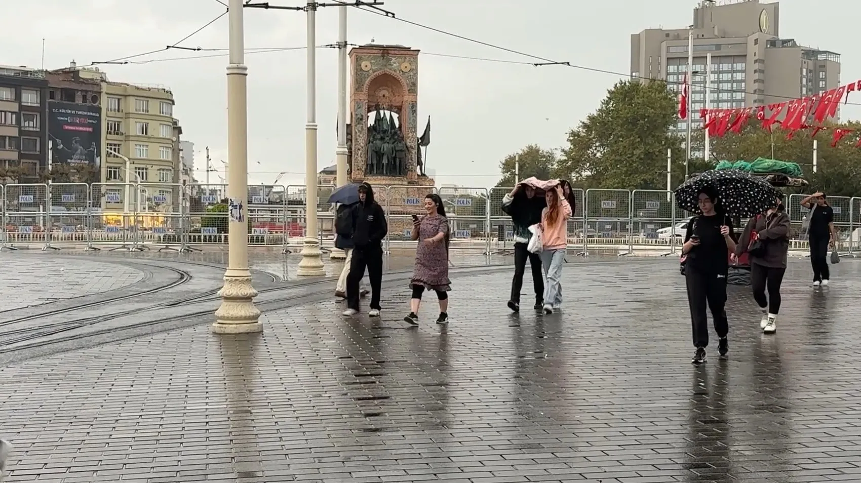 İstanbul'da mevsim geçişi sert yaşandı: Şemsiyeler açıldı, montlar dolaptan çıktı